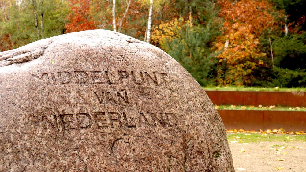 Zwerfsteen met inscriptie "MIDDELPUNT VAN NEDERLAND"