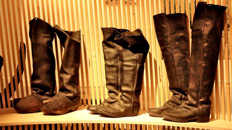 Laarzen van griendwerkers in Biesbosch Museum