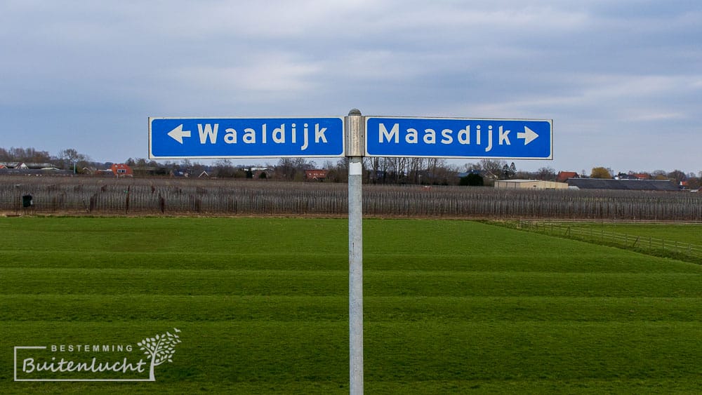 Driedijkenpunt bij Dreumel, waar de de Maas en Waal elkaar zo dicht naderen dat de dijken elkaar zelfs raken.