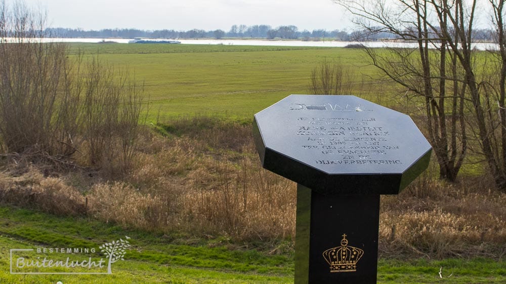 Plaquette ter herinnering aan bezoek van koningin Beatrix aan het Driedijkenpunt.