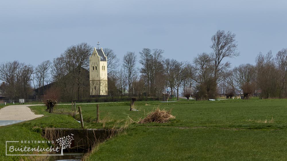 Het gehucht Eagum, en de toren liggen midden in de wijdse polders