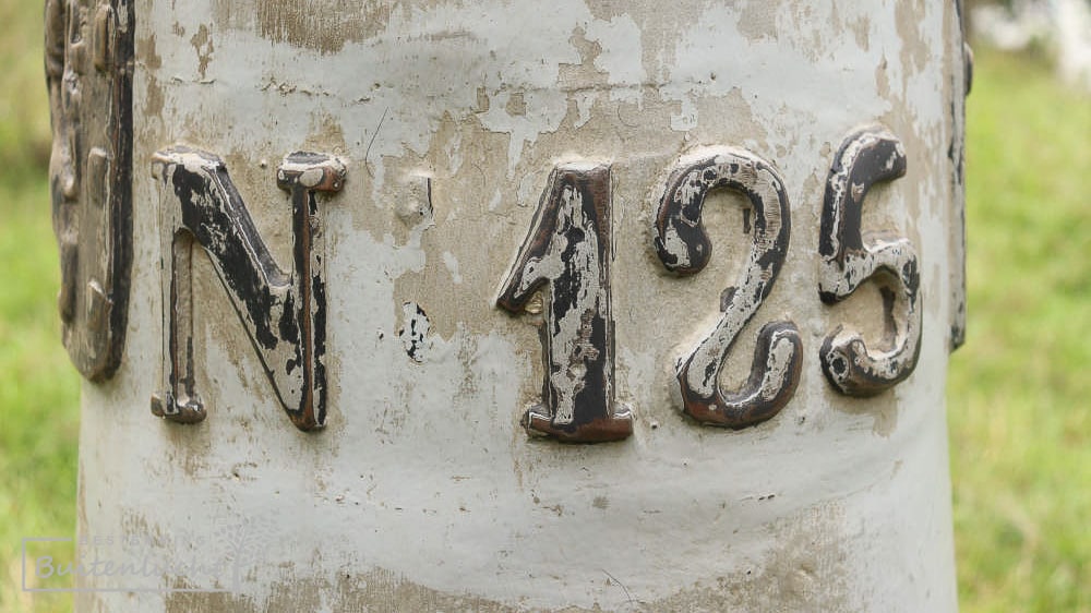 Detail van grenspaal 125, met afwijkend type cijfers en slecht gegoten "o" en "=" tekens.