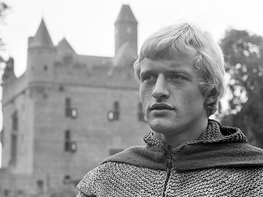 Rutger Hauwer voor kasteel Doornenburg in 1968