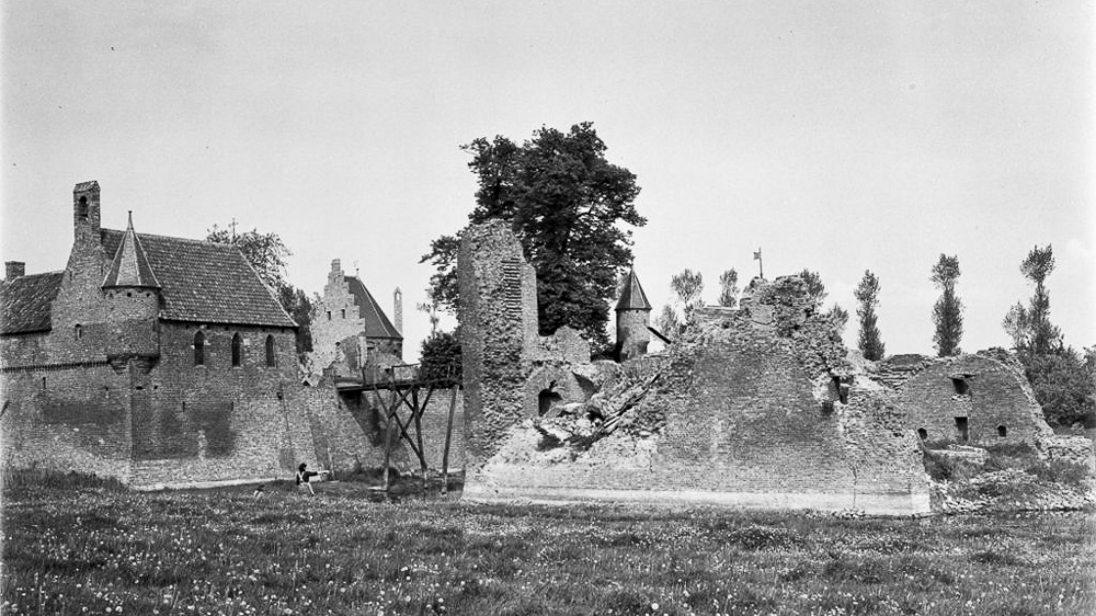 De ruïne van kasteel Doornenburg na de Tweede Wereldoorlog.