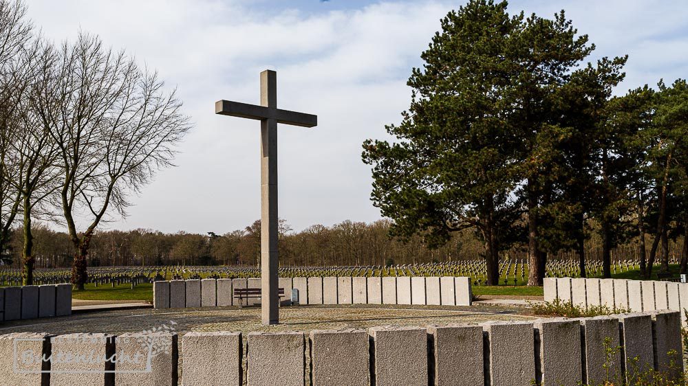 centrale kruis op Duitse Oorlogsbegraafplaats