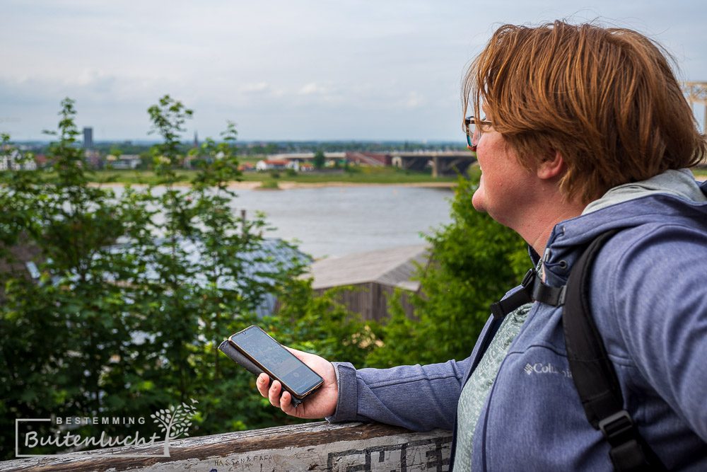 Wandelen let de podwalk-app van Het verhaal van Nederland in Nijmegen