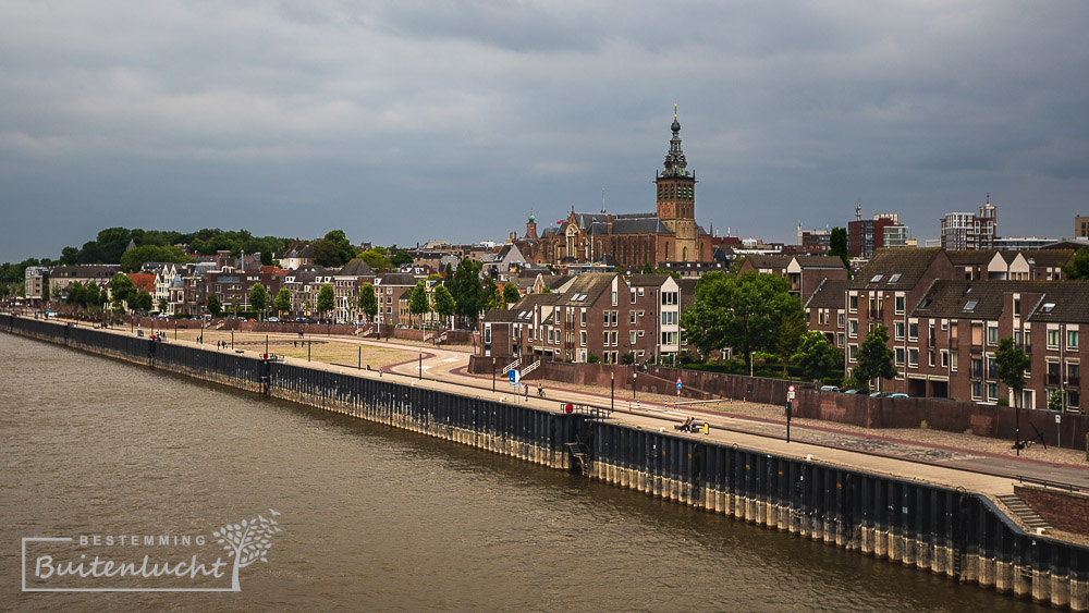 Gezicht op Nijmegen vanaf de Spoorbrug