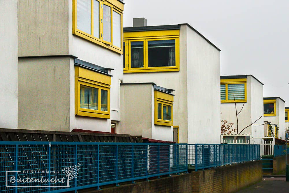Wandelen langs de woningblokken van de Kiefhoek in Rotterdam-Zuid, een van de tuindorpen