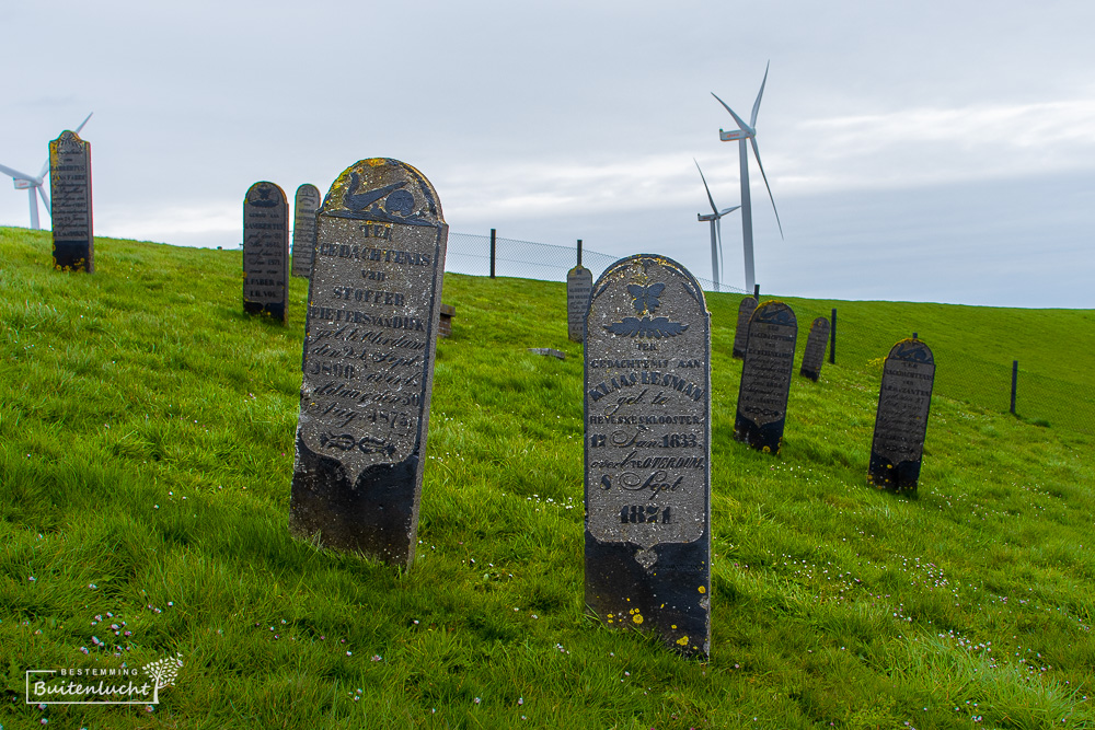 Een wel heel bijzondere begraafplaats: op een dijk in Oterdum