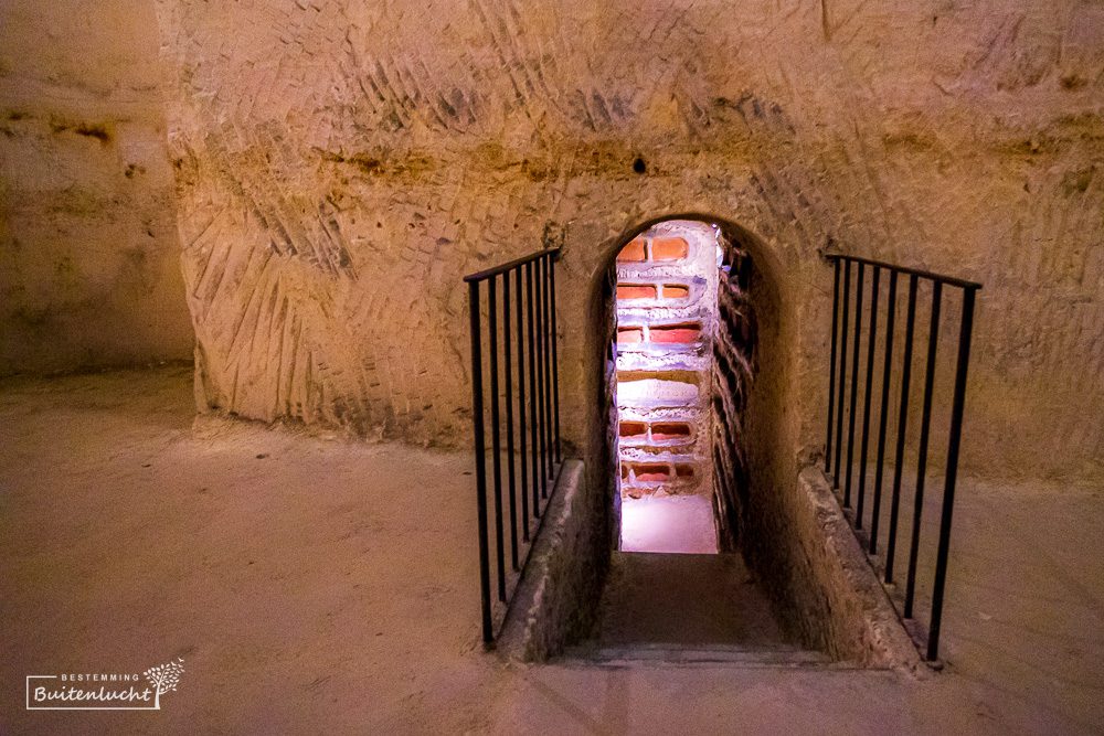 trap naar gang met grafnissen in katakomben