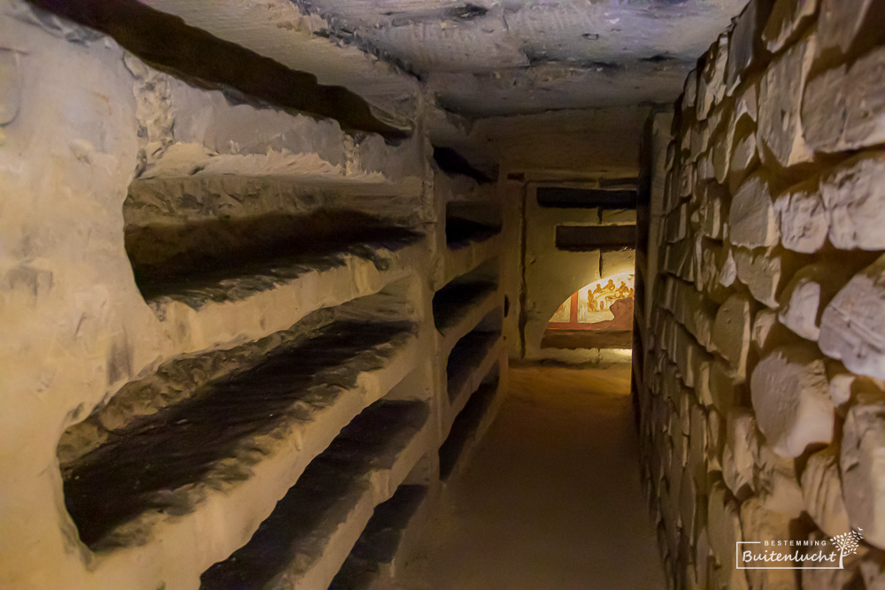 grafnissen in een gang in de Romeinse Katakomben in Valkenburg